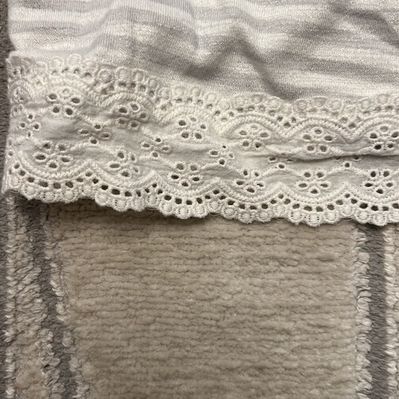 LC Lauren Conrad Gray & White Striped Eyelet Tshirt/Blouse Women Size Sm… - Picture 4 of 6